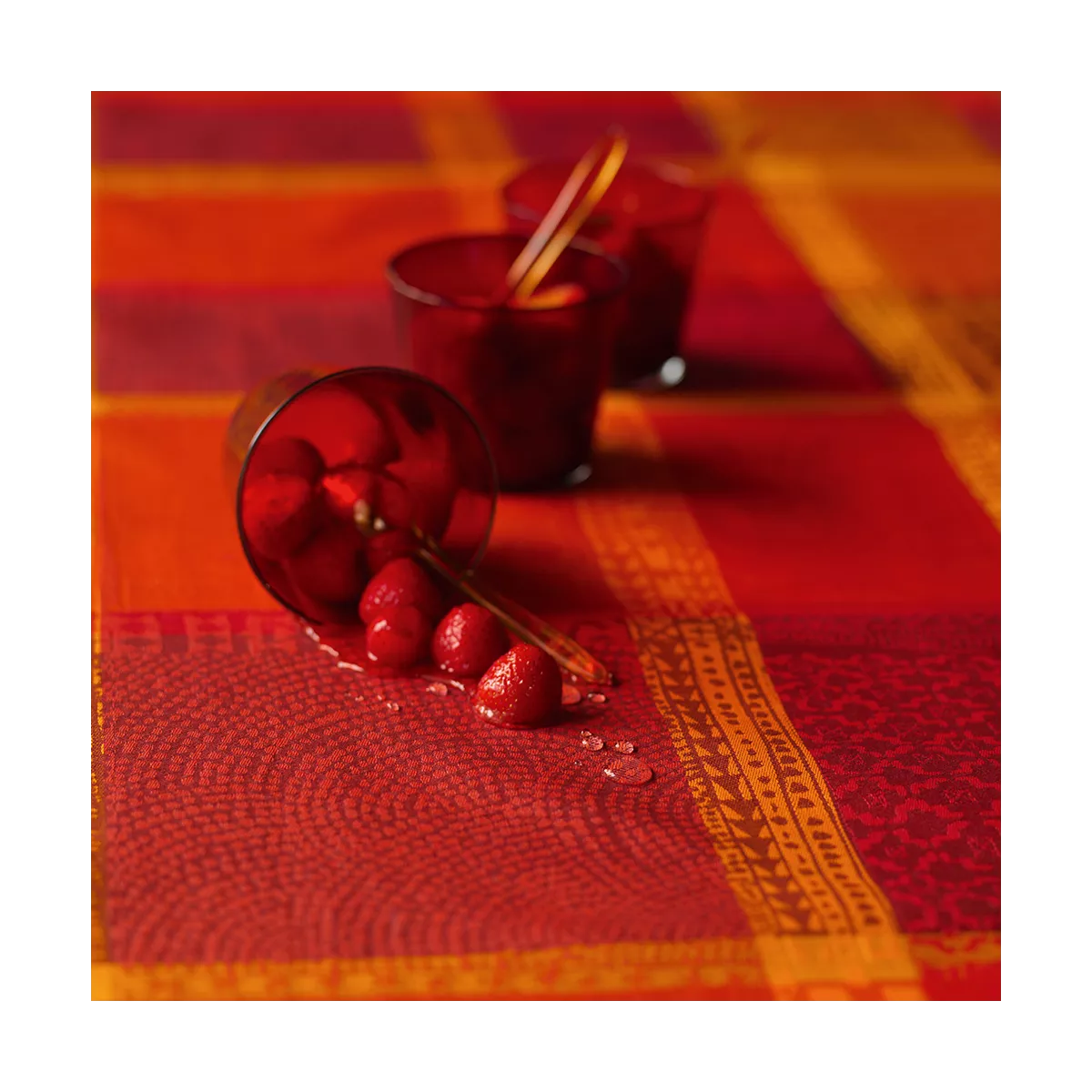 Linge de table pur coton enduit motif jacquard rouge orange Mille wax ketchup
