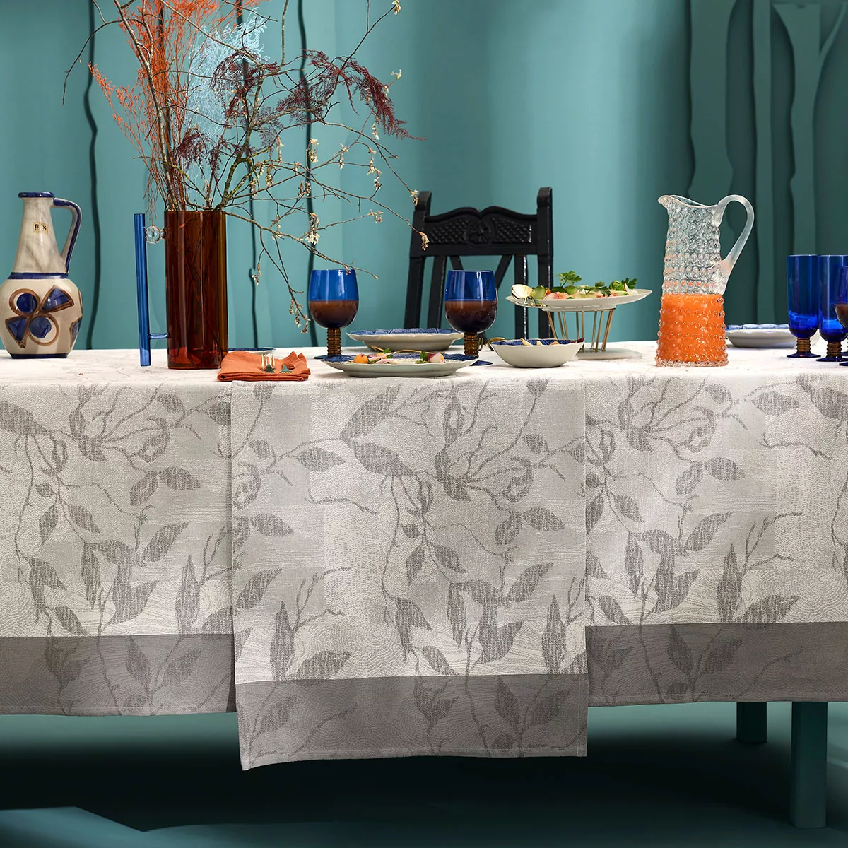 Chemin de table pur coton 220 g/m² motif jacquard anthracite gris Mille prunus silver