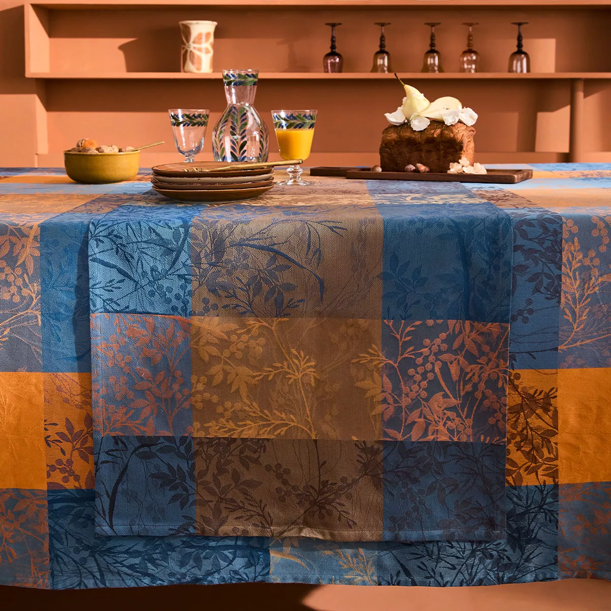 Chemin de table pur coton 220 g/m² motif jacquard brun bleu Mille branchages crepuscule