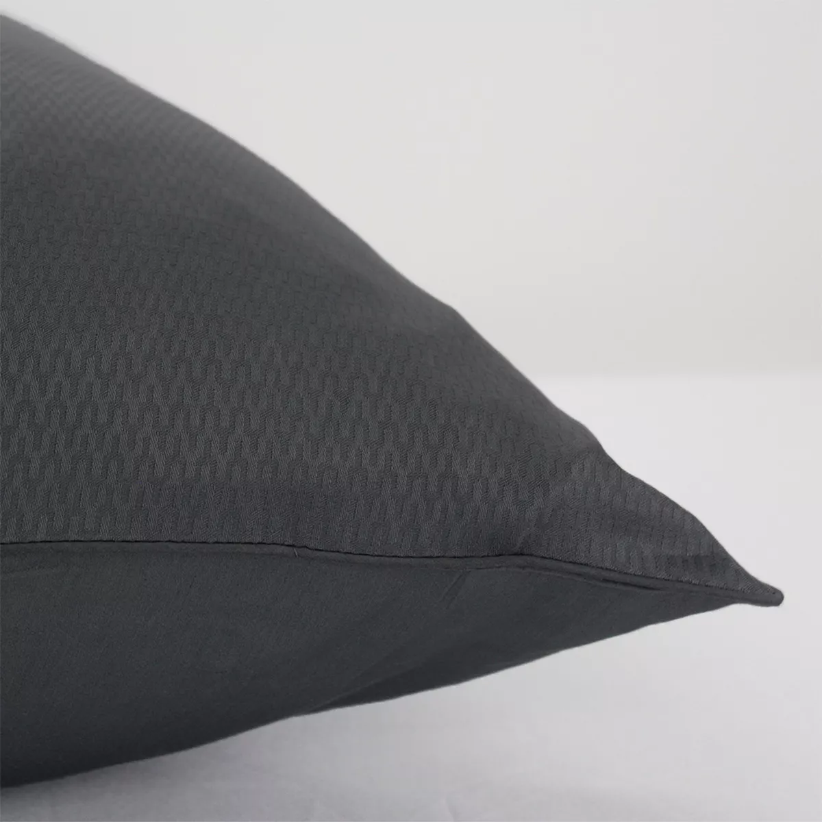 Taie d'oreiller satin de coton motif jacquard anthracite Vibrato titane