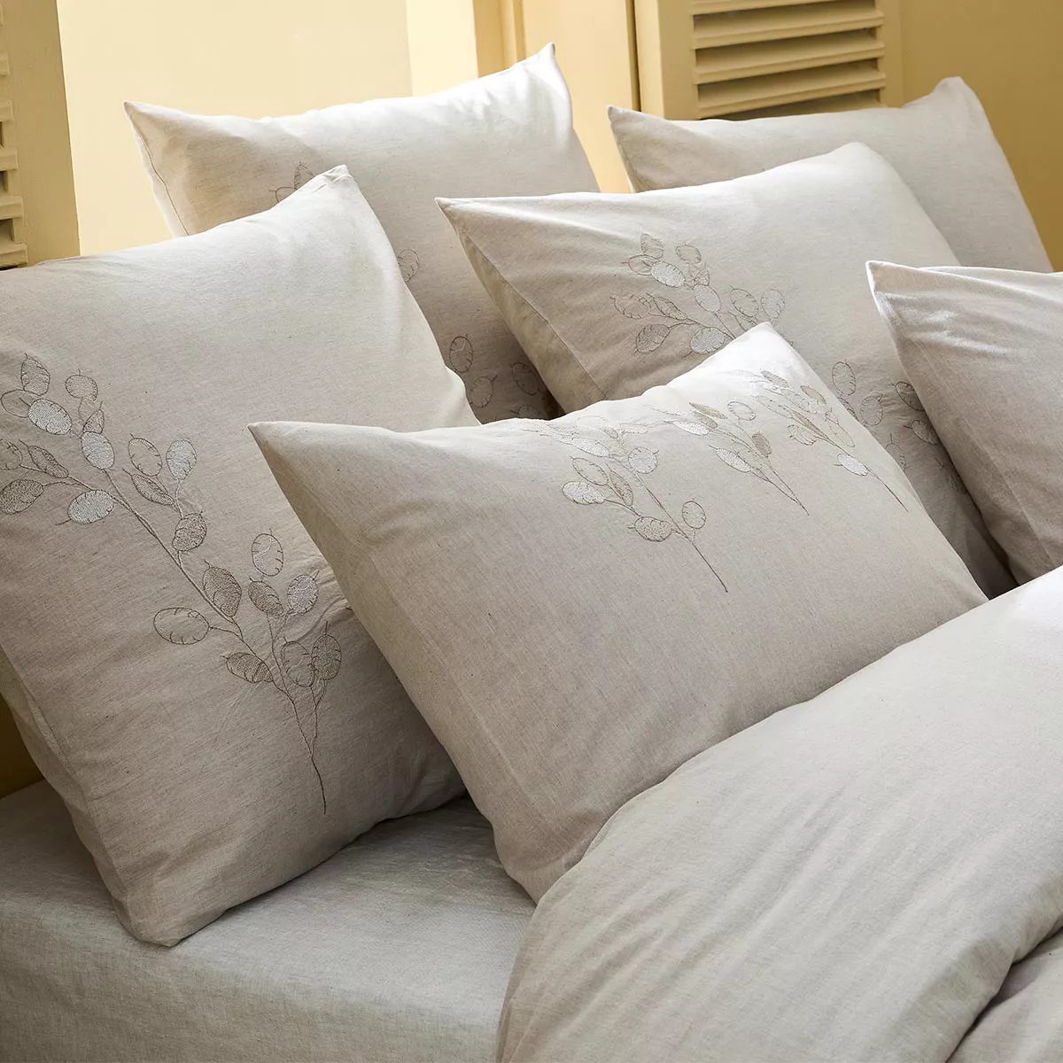 Taie d'oreiller pur coton lavé tissé teint brodé beige Monnaie du pape naturel