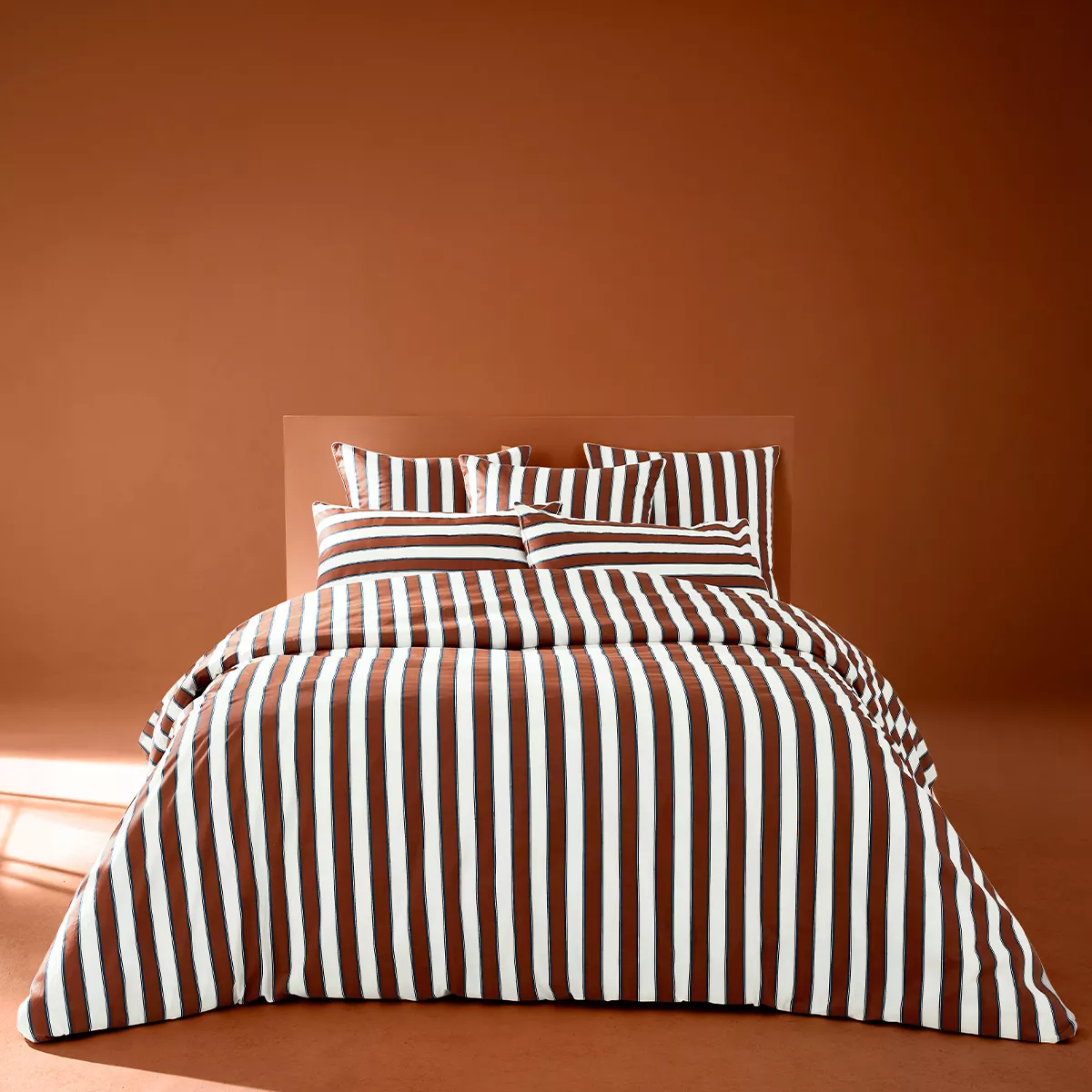 Lot h.couette +taies satin de coton imprimé brun marine Deauville brique